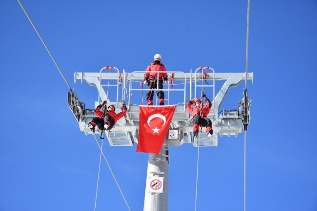 JAK timleri Hakkari'de kayakseverlerin güvenliği için nöbete